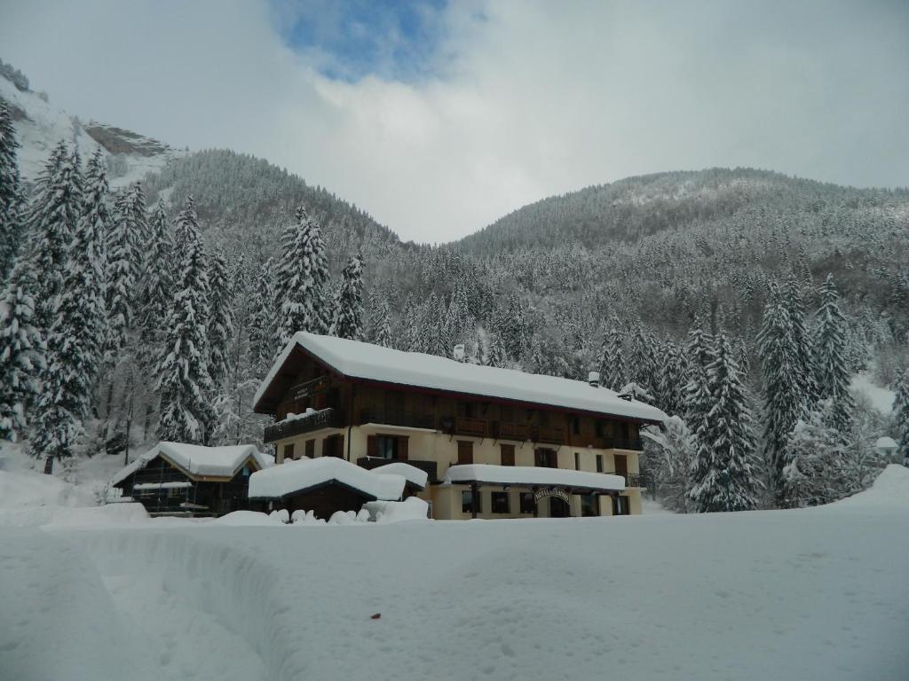 Logis Hotel Les Sapins มงทริองด์ ภายนอก รูปภาพ