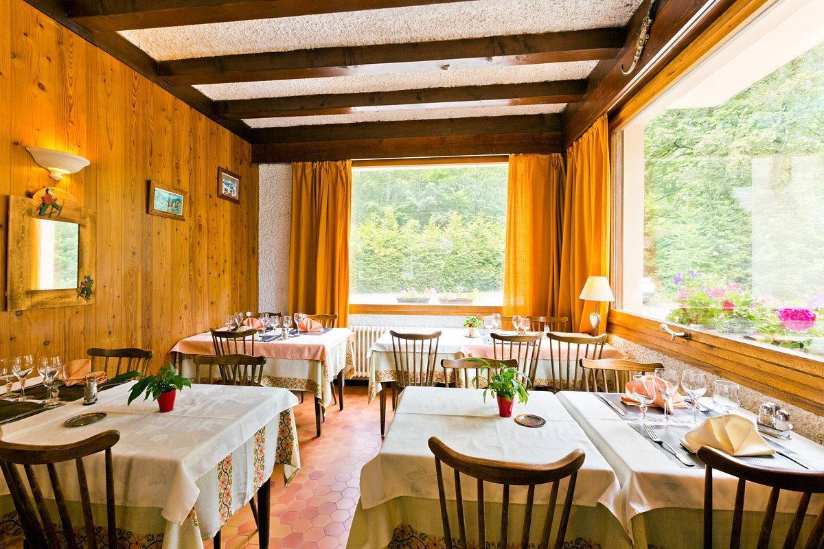 Logis Hotel Les Sapins มงทริองด์ ภายนอก รูปภาพ