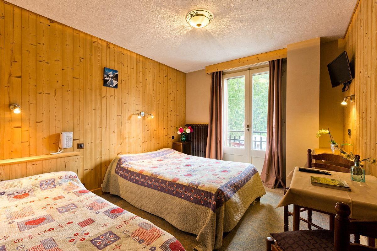 Logis Hotel Les Sapins มงทริองด์ ภายนอก รูปภาพ