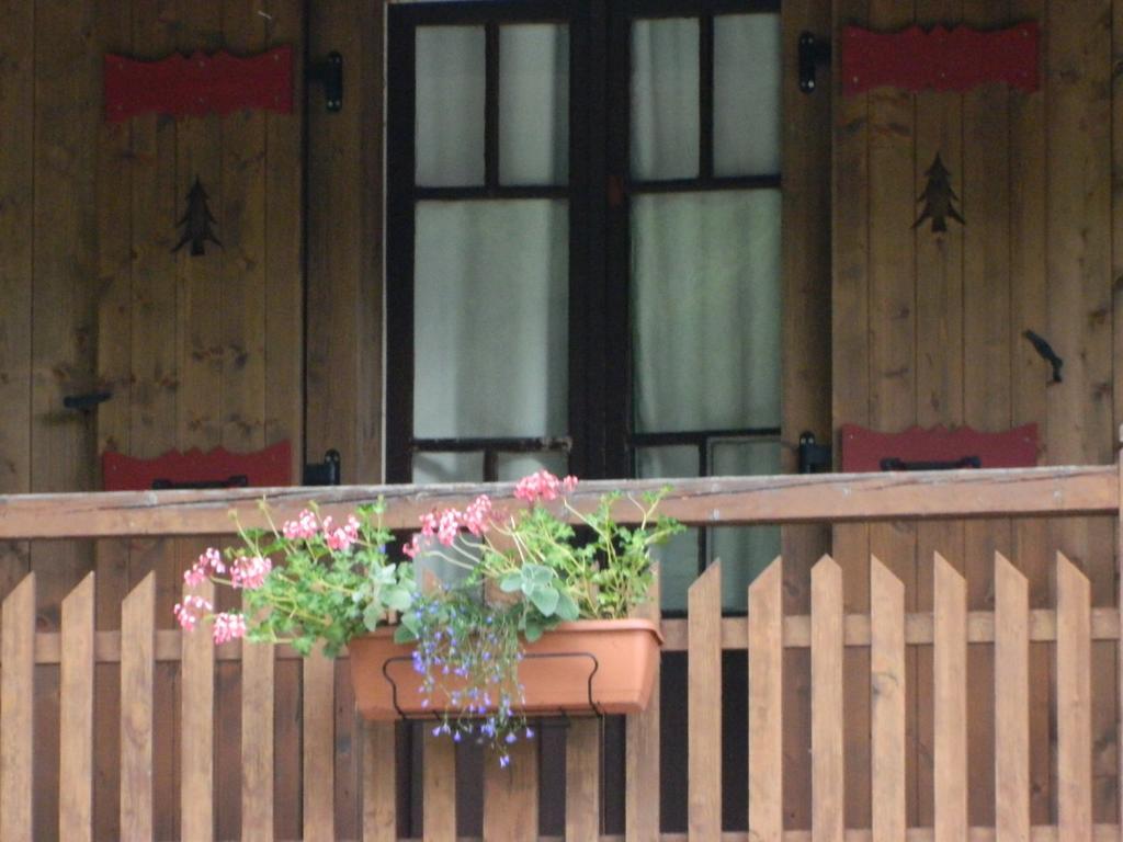 Logis Hotel Les Sapins มงทริองด์ ภายนอก รูปภาพ